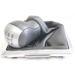 А/з_FORD FOCUS 04-08 Ручка-чехол на КПП черная, рамка хром, серебр.колп. (5 передач) 206516 AVG