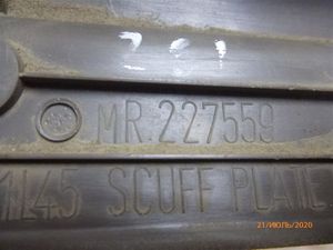 Б/у  mr227559 накладка на порог Mitsubishi Montero Sport, Pajero Sport 2001 K90 6G72  Задн. Лев. BU3A41318 Б/У запчасти