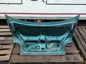 Б/у  64401-05060 крышка багажника Toyota Avensis 1999 AT220L, седан 4AFE    У нас есть видеообзор то bu3a151824 Б/У запчасти