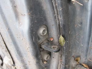 Б/у  MB517470 Ограничитель двери передней левой Mitsubishi Galant  1991 4G63 2,0 МКПП Артикул: 89585 by5k8958568 Б/У запчасти